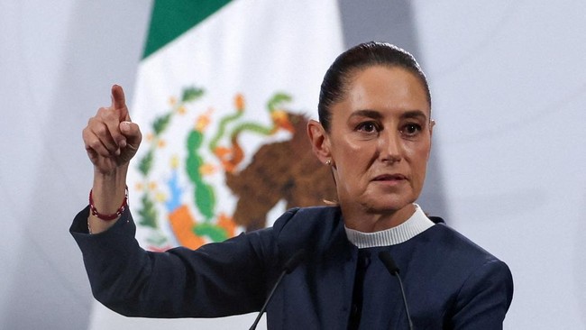 Presiden Meksiko Claudia Sheinbaum mengalami pelecehan seksual saat menyapa warga di dekat Istana, pelaku langsung diciduk.