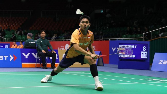 Mohammad Zaki Ubaidillah kalah dari Panitchapon Teeraratsakul pada babak pertama atau babak 32 besar Kumamoto Masters 2025.