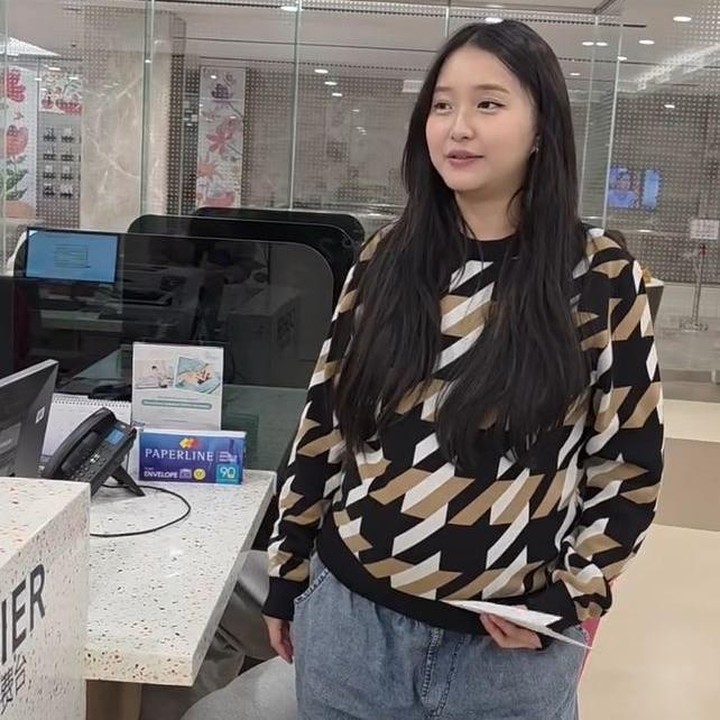 <p>Ibunda Vior memang cukup sering membagikan momen perjalanan kehamilan putrinya di Instagram. Dalam caption unggahan, Vonny kerap menuliskan dukungan dan doa untuk putrinya yang sebentar lagi menjadi ibu. "Periapam pamil bumil... Lancar2 ya sayang... GBU all," tulisnya di foto Vior dan Vincent saat melakukan kelas yoga couple untuk ibu hamil. (Foto: Instagram @vonny119)</p>