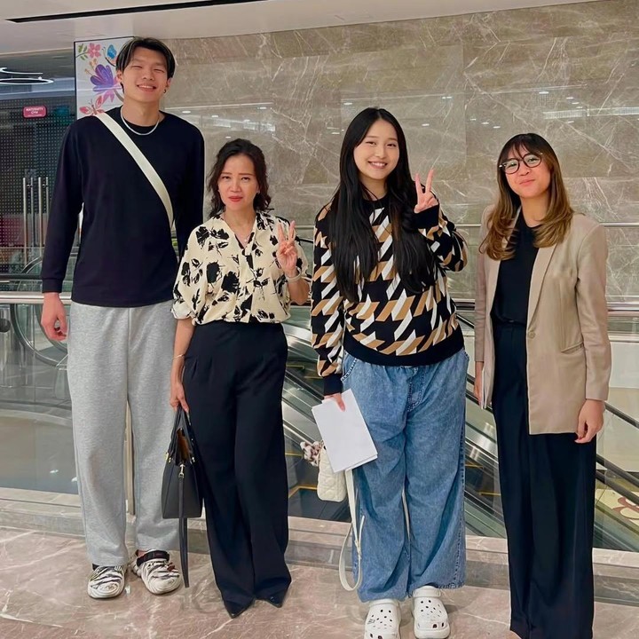 <p>Selebgram Nita Vior sebentar lagi melahirkan anak pertamanya. Jelang hari bahagia persalinan, Vior menjalani cek kehamilan atau kontrol ke rumah sakit. Tak sendiri, Vior ditemani oleh suaminya Vincent Rivaldi Kosasih dan sang Bunda Vonny Sutanto. (Foto: Instagram @vonny119)</p>