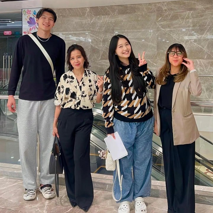 <p>Ibunda Vior, Vonny, membagikan momen saat menemani sang putri kontrol ke dokter di Instagram. Melalui unggahan ini, Vonny mengungkap perasaannya yang sudah tak sabar menjadi nenek. "Bentar lagi nih... ga sabar nunggu nya otw jadi oma," tulisnya. (Foto: Instagram @vonny119)</p>