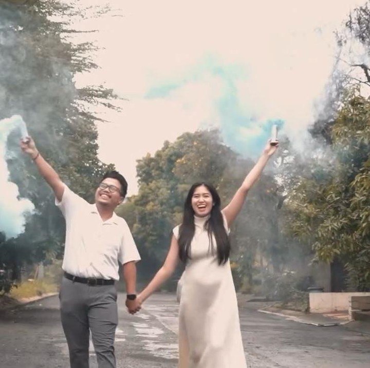 <p>Acara <em>gender reveal</em> ini mengungkap bahwa Ochi dan suami bakal dikaruniai anak laki-laki. Baik Ochi atau suami tampaknya begitu bahagia saat pertama kali mengetahui jenis kelamin anak pertama mereka. "<em>Alhamdulillah</em> Nambah 1 Jagoan #masyallahtabarakallah," tiulis Ochi dalam unggahan video <em>gender reveal</em>-nya di Instagram (Foto: Instagram @ochi24)</p>