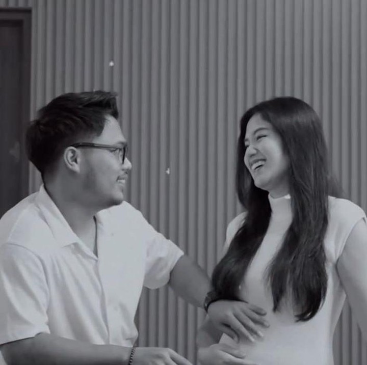 <p>Artis dan mantan member JKT48 Ochi Rosdiana mengumumkan kehamilan pertamanya pada awal November 2025. Ochi hamil setelah sembilan bulan menikah dengan Luthfi Arif Adianto, Bunda. Tak lama setelah membagikan kabar bahagia ini, Ochi dan suami menggelar acara <em>gender reveal</em> sederhana yang dihadiri oleh keluarga dan kerabat dekat. Dari <em>gender reveal</em> ini diketahui bahwa Ochi dan suami bakal dikaruniai anak laki-laki. "<em>Alhamdulillah</em> Nambah 1 Jagoan #masyallahtabarakallah," tiulis Ochi dalam unggahan video gender reveal-nya di Instagram. (Foto: Instagram @ochi24)</p>