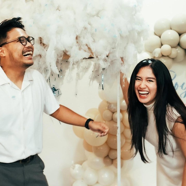 <p>Tak lama setelah mengumumkan kehamilannya, Ochi mengadakan acara<em> gender reveal</em> sederhana. Acara ini dihadiri oleh keluarga dan kerabat dekat dari Ochi dan suami, Bunda. Di acara ini,&nbsp;Ochi dan sang suami terlihat kompak mengenakan pakaian bernuansa warna putih. (Foto: Instagram @ochi24)</p>