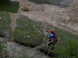 Video: Aksi Heroik Damkar di Bandung Evakuasi ODGJ Terjebak Aliran Sungai