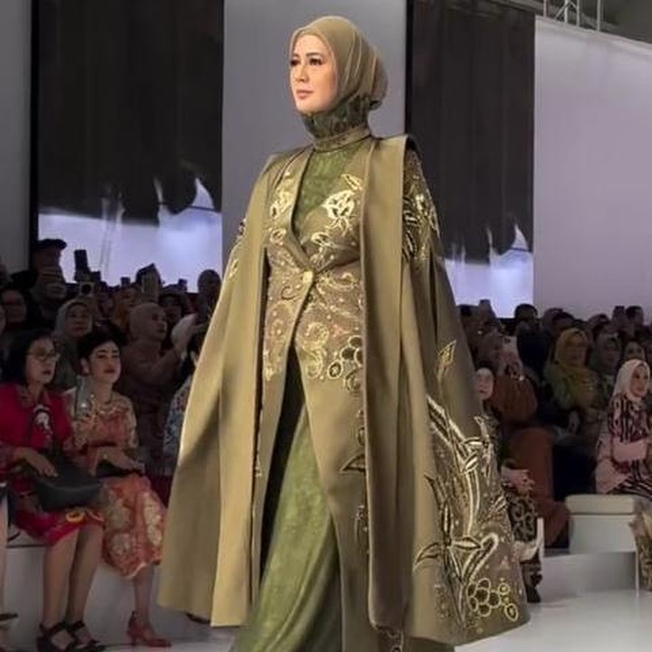 <p>Melalui unggahan di Instagram, Paula membagikan videonya saat berjalan di <em>catwalk</em>. Paula tampaknya bahagia karena bisa kembali ke panggung yang membesarkan namanya. "#allahummabarik. <em>A look back at</em> @byayudyahandari &lsquo;s JFW 2026 #ceritapaulaver #paulaverhoeven," tulis Paula di <em>caption</em> video postingannya. (Foto: Instagram @ayudyahandari)</p>