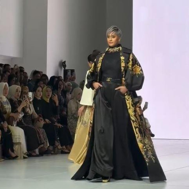<p>Tak hanya Paula, model Kimmy Jayanti juga berhasil tampil memukau di panggung Jakarta Fashion Week 2026. Kembalinya Kimmy di catwalk ini menjadi yang pertama sejak melahirkan anak ketiga bernama Henry Benjamin Gregory, pada 28 Agustus 2025. Kimmy memang memutuskan untuk kembali beraktivitas dan bekerja usai melahirkan. (Foto: Instagram @ayudyahandari)</p>