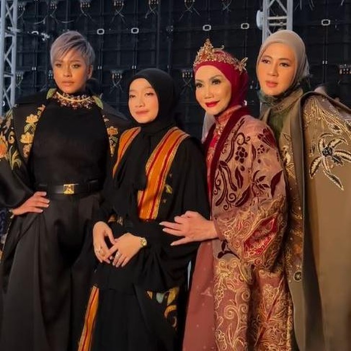 <p>Beberapa model senior Tanah Air, seperti Paula Verhoeven, Kimmy Jayanti, dan Okky Asokawati, kembali ke panggung <em>catwalk</em>. Keduanya menunjukkan pesona yang menawan saat memamerkan koleksi pakaian karya perancang busana Ayu Dyah Andari berkolaborasi dengan Pemerintah Provinsi Kalimantan Tengah, di gelaran Jakarta Fashion Week (JFW) 2026 belum lama ini. (Foto: Instagram @ayudyahandari)</p>