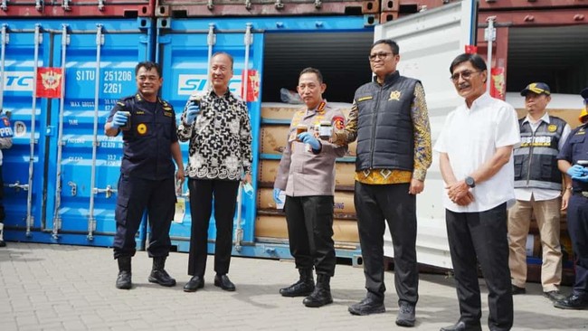 Operasi gabungan Kemenkeu dan Polri ungkap 87 kontainer diduga melanggar aturan ekspor CPO, Kapolri sebut ini upaya kurangi kerugian negara.