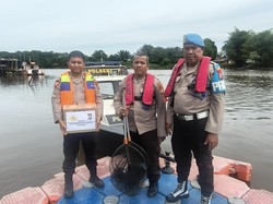 Polsek SKP Pekanbaru Sapa Warga Lewat Jalur, Bagi-bagi Sembako ke Nelayan