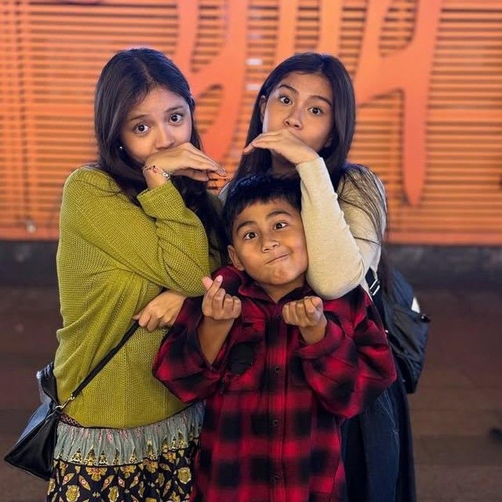 <p>Enggak hanya dengan ayahnya saja, Bambang juga memiliki hubungan yang dekat dengan kedua kakaknya, Syabila dan Louisa. Meski terpaut usia yang cukup jauh, mereka selalu terlihat kompak, Bunda. (Foto: Instagram @bebi_romeo)</p>