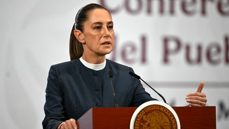 Presiden Meksiko Cluadia Sheinbaum membeberkan bahwa AS menolak timnas Iran tinggal di negerinya. (AFP/Carl de Souza)