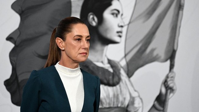 Presiden Meksiko Claudia Sheinbaum alami pelecehan seksual saat berjalan menuju pertemuan di Istana Nasional, Selasa (4/11).