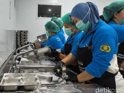 Cerita Warga Bisa Sekolahkan Anaknya Berkat Kerja di SPPG Polri Cengkareng