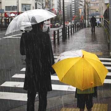 Hati-Hati, 7 Tempat yang Perlu Dihindari untuk Berteduh saat Hujan