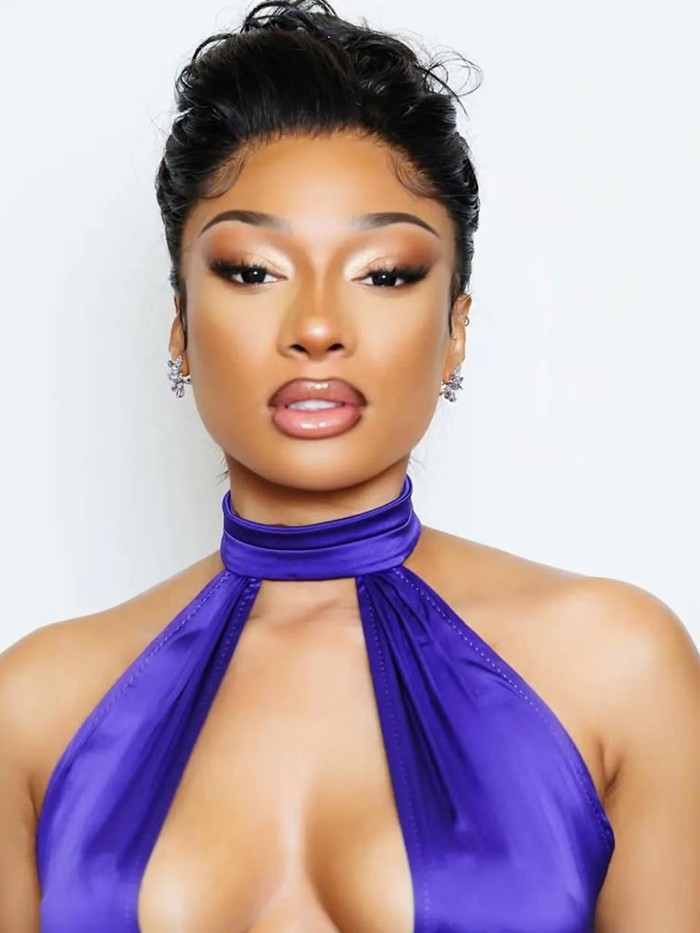 Sebenarnya wajar saja jika Bratz Makeup kembali viral, selain karena tampilannya yang fierce, tren satu ini juga mengombinasikan nostalgia dan estetika khas Y2K yang memang sedang naik daun belakangan ini, serta disukai banyak orang karena estetik.