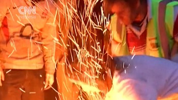 Tradisi Tong Tar Membara di Inggris, Puluhan Ribu Orang Hadir