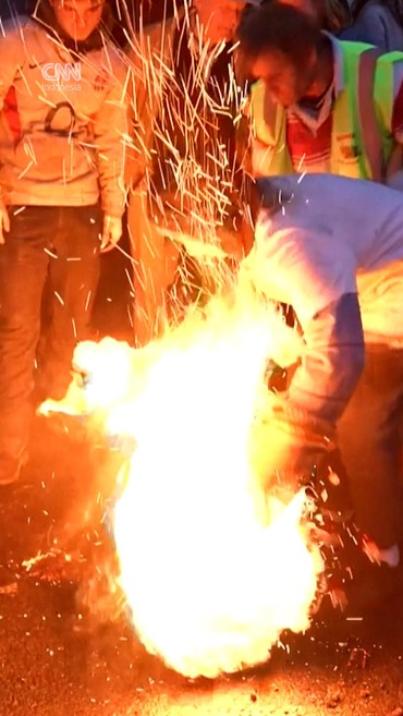 Tradisi Tong Tar Membara di Inggris, Puluhan Ribu Orang Hadir