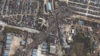 Penampakan Kerusakan Area Bandara Louisville Imbas Pesawat UPS Jatuh