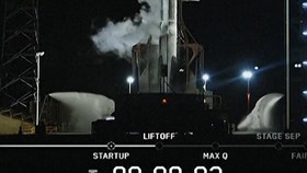 Detik-detik Falcon 9 SpaceX Luncurkan Puluhan Satelit Starlink