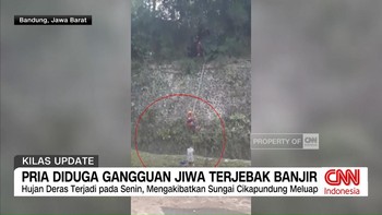 VIDEO: Pria Diduga Gangguan Jiwa Terjebak Banjir