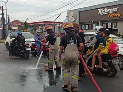 Tumpahan Oli di Jalan Depok Bikin Pengendara Berjatuhan, Damkar Bantu Bersihkan