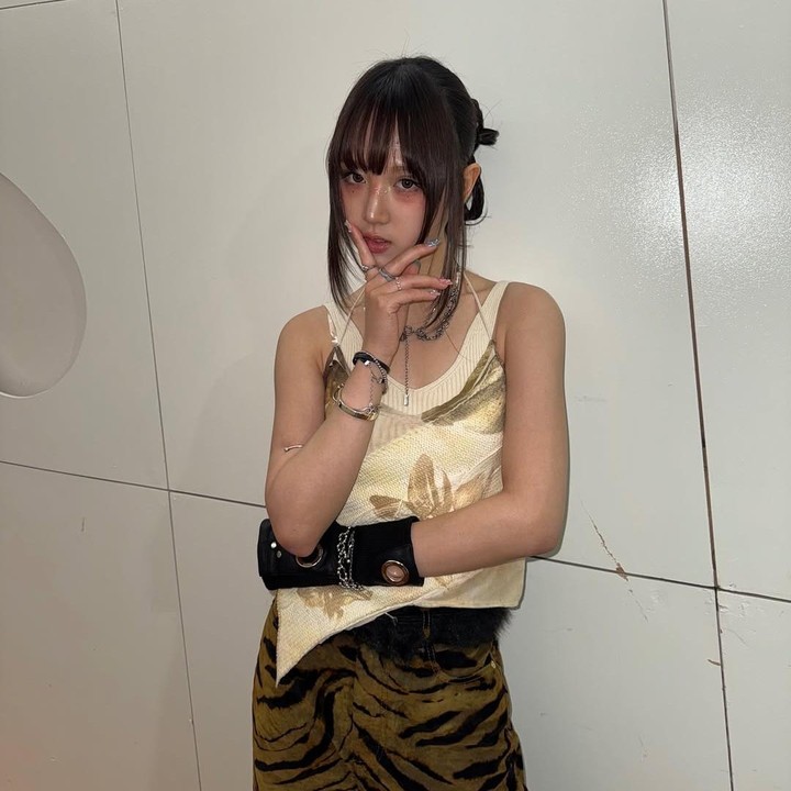 <p>Bagaimana tidak? Pemilik nama lengkap Kimberley Fransa Salim itu memiliki suara merdu yang khas. Bakatnya ini membuat Kim menjadi perbincangan hangat di media sosial. &ldquo;Bangga padamu Kimm,&rdquo; tulis akun <em>@h1****.</em> &ldquo;Teringat waktu Kim di The Voice Kids Indonesia. Dia adalah anak-anak yang sangat berbakat yang bisa berbicara bahasa Inggris dengan baik dan selera lagunya kelas atas.. Sekarang, dia layak sebagai Idola,&rdquo; tulis akun <em>@ricardohoward****.&nbsp;</em>(Foto: Instagram @vvup.official)</p>