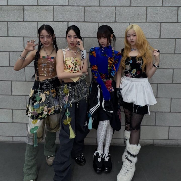 <p>VVUP yang beranggotakan Kim, Pan, Sooyeon, dan Jiyoon, baru saja merilis single utama <em>House Party</em> dari mini album pertama mereka pada 22 Oktober. Video musikya telah ditonton lebih dari 10 juta kali, menunjukkan popularitasnya yang meroket. (Foto: Instagram @vvup.official)</p>