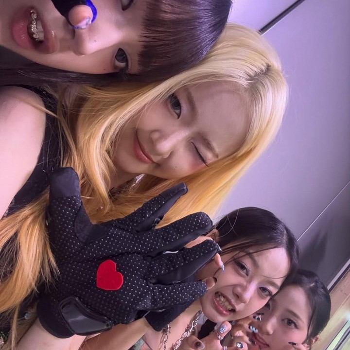 <p>Meskipun demikian, tak sedikit penggemar yang mendukung kesuksesan perilisan lagu terbaru VVUP. Bahkan, Kim yang berasal dari Indonesia juga berhasil menjadi sorotan penggemar, lho.&nbsp;(Foto: Instagram @vvup.official)</p>