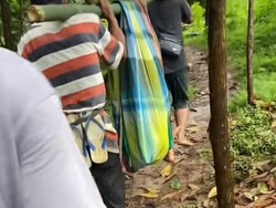 Akses Jalan Rusak Parah, Warga di Pandeglang Harus Ditandu untuk Berobat