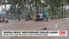 VIDEO: Warga Nekat Menyebrangi Banjir Lahar