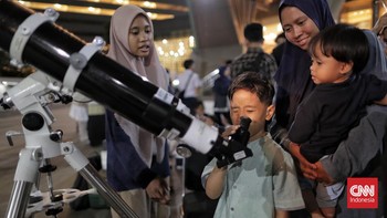 FOTO: Wisata Malam Melihat Supermoon di Planetarium Jakarta