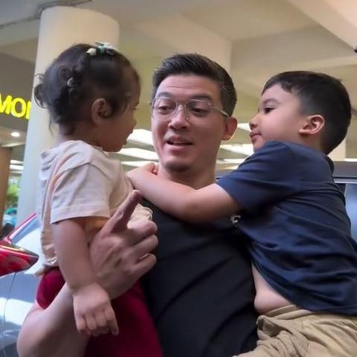<p>Selama liburan ini, Irwansyah banyak membantu Zaskia dalam menjaga kedua anak mereka. Tak hanya menemani bermain, Irwansyah juga menemani anak-anaknya makan hingga selalu menggendong keduanya secara bersamaan. (Foto: Instagram @zaskiasungkar15)</p>