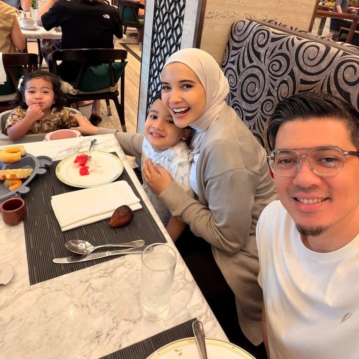 <p>Zaskia Sungkar tengah menjalani kehamilan kedua, Bunda. Di kehamilan ini, Zaskia banyak menghabiskan waktu dengan keluarganya. Salah satu aktivitas yang dilakukannya dengan keluarga adalah liburan. Baru-baru ini, Zaskia membagikan momen liburannya bersama sang suami Irwansyah dan kedua anaknya Ukkasya dan Humaira. (Foto: Instagram @zaskiasungkar15)</p>