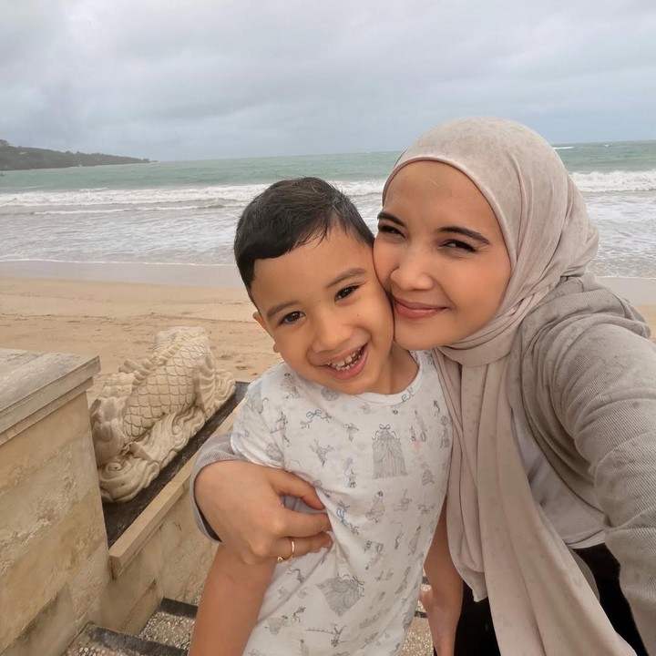 <p>Zaskia bersyukur karena ia masih diberikan kesempatan untuk quality time bersama suami dan kedua anaknya. Hal ini diungkap Zaskia dalam tulisan singkat di <em>caption</em> unggahannya. "<em>MasyaAllah Tabarakallah</em>. <em>Good morning</em> Bali..Peluk rindu. <em>Allahumma baariklahum</em>," tulisnya. (Foto: Instagram @zaskiasungkar15)</p>