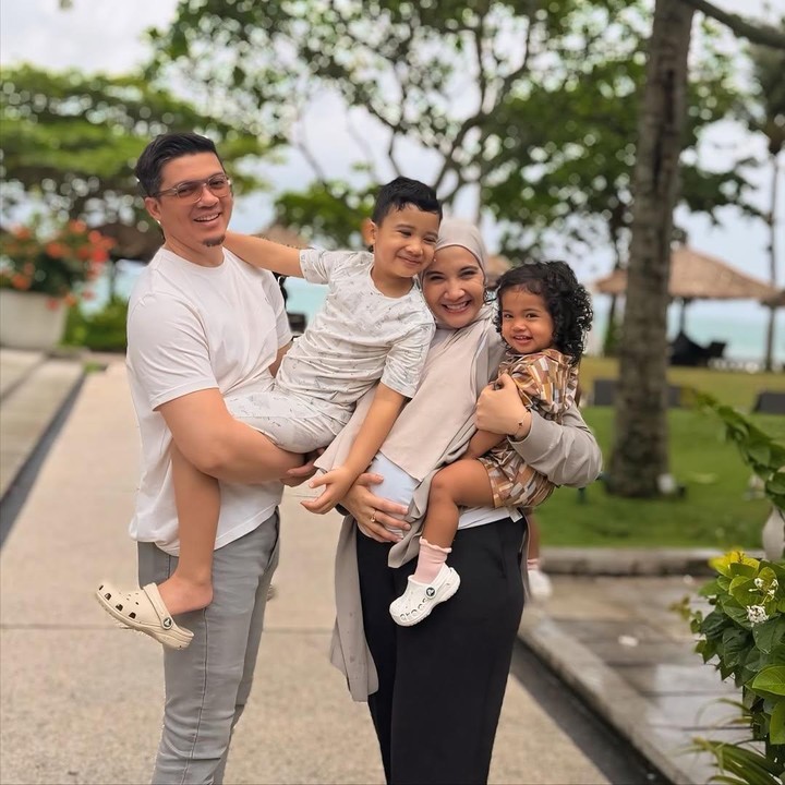 <p>Banyak netizen mengaku bahagia melihat Zaskia bisa menikmati waktu spesial dengan keluarga sebelum melahirkan. "<em>Masya Allah bondingnya</em>, cintanya, sayangnya nyampe sini <em>Masya Allah, barakallah Fiikum</em>," tulis akun @gi***. "<em>Masyaallah Tabarakallah</em> semoga Allah jaga selalu keluarga ini. Panutan," ungkap @si***. "<em>Masyaallah</em> bahagianya sampai tembus layar," ujar akun @ta***. (Foto: Instagram @zaskiasungkar15)</p>