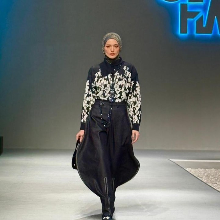 <p>Tak kalah curi perhatian, brand RiaMiranda menampilkan <em>modest wear</em> bernuansa <em>classy</em> dengan atasan hitam bermotif bunga putih yang anggun, Bunda. Gaya ini semakin sempurna berkat paduan celana hitam serta aksesori elegan yang menambah kesan mewah dan tetap <em>effortless</em>. (Foto: Nadhifa Fitrina)</p>