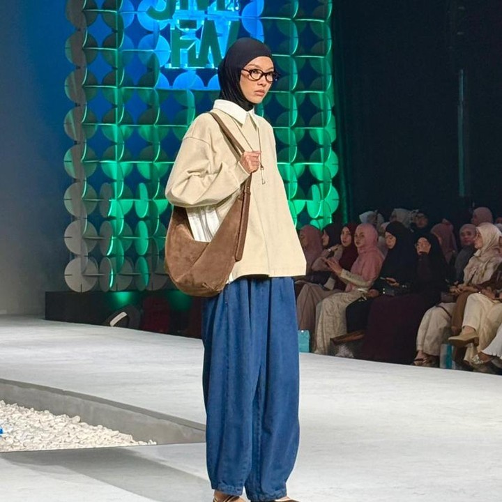<p>Gelaran Jakarta Muslim Fashion Week 2025 kembali mencuri perhatian lewat kehadiran Wardah Parade 2 yang berlangsung pada 6 November 2025. Acara ini menampilkan deretan koleksi menawan dari ITSAR Syar&rsquo;i, sabamodest, dan RiaMiranda, serta penampilan istimewa dari penyanyi Ghea Indrawari. Peragaan dibuka dengan koleksi dari sabamodest yang membawa gaya berpakaian kasual. Koleksi ini menonjolkan atasan berkerah yang dipadukan dengan <em>barrel pants</em> bergaya kekinian. (Foto: Nadhifa Fitrina)</p>