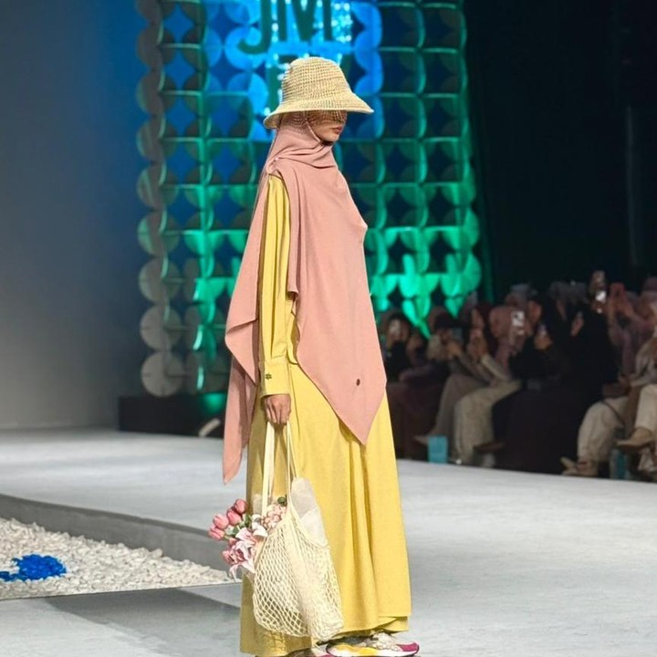 <p>Penampilan lainnya datang dari brand ITSAR Syar&rsquo;i yang tampil menawan lewat gamis berwarna kuning yang dipadukan dengan hijab syar&rsquo;i bernuansa pink nude. Gaya ini semakin mencuri perhatian berkat sentuhan topi <em>floppy</em> yang memberikan kesan elegan, Bunda. (Foto: Nadhifa Fitrina)</p>