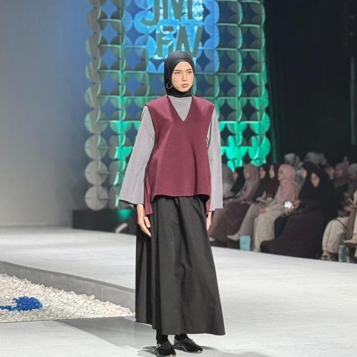 <p>Koleksi lain dari sabamodest kali ini, tampil dengan gaya yang <em>clean</em> dan elegan. Paduan atasan berwarna abu disatukan dengan <em>vest</em> berwarna maroon serta rok hitam memberikan kesan simpel dan tetap berkelas, Bunda. (Foto: Nadhifa Fitrina)</p>