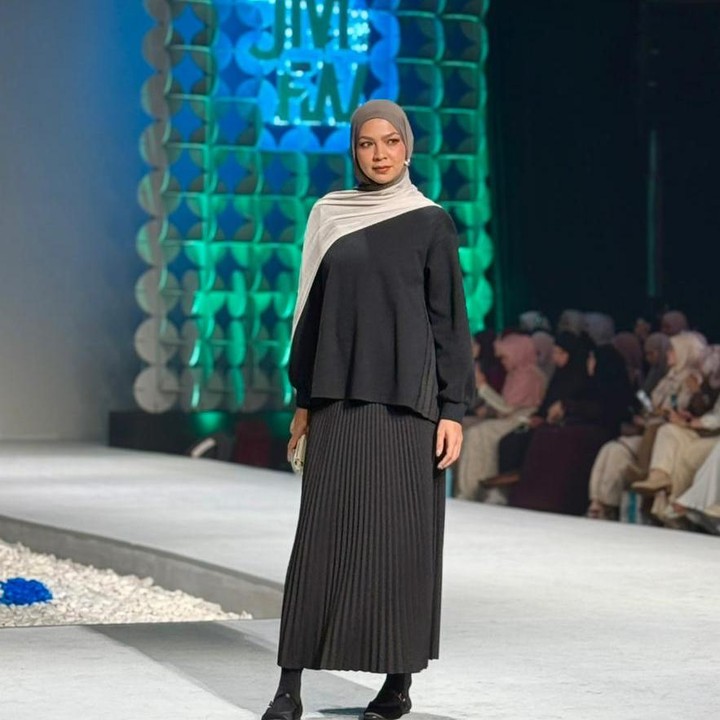 <p>Pada koleksi lainnya, sabamodest menampilkan gaya yang simple dan <em>classy</em> lewat paduan atasan hitam dan rok plisket yang memberikan sentuhan feminin. Tampilan ini semakin terlihat elegan berkat hijab pashmina viscose gradasi abu tua dan muda. (Foto: Nadhifa Fitrina)</p>