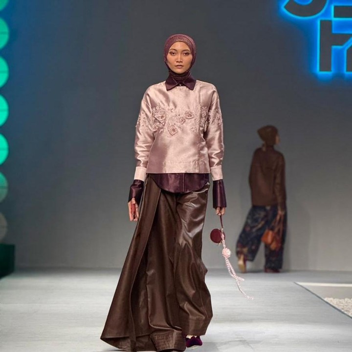 <p>Lagi-lagi, <em>brand</em> dari RiaMiranda berhasil mencuri perhatian dengan tampilan yang <em>classy</em> dan feminin, Bunda. Kali ini, koleksinya menampilkan atasan silk berkerah motif bunga yang berpadu manis dengan warna pink nude, dipadukan dengan celana semi-rok berwarna coklat tua. (Foto: Nadhifa Fitrina</p>
