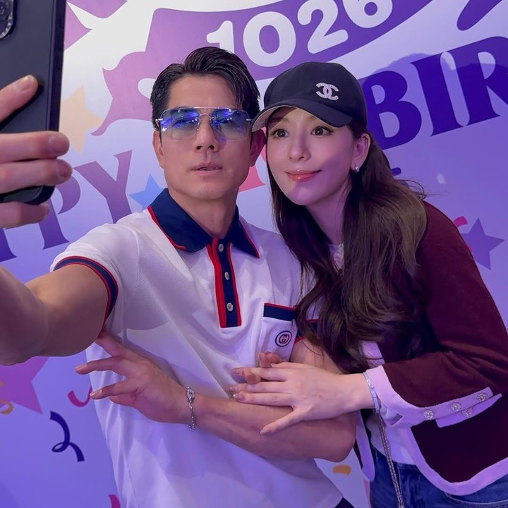 <p>Beberapa netizen turut berkomentar di unggahan foto Moka Fang bersama suami dan kedua anaknya. Mereka menuliskan pujian untuk Moka Fang karena sudah kembali langsin usai melahirkan anak ketiganya. "Baru melahirkan sudah langsing," tulis akun @an***. "Pemulihan Moka luar biasa. Selamat ulang tahun Aaron," ujar @pa***. "Ya ampun, baru tiga hari setelah melahirkan dan bentuk tubuhnya sudah kembali. Luar biasa," ungkap @zh***. (Foto: Instagram @mokafy/ @aaronkwokxx)</p>