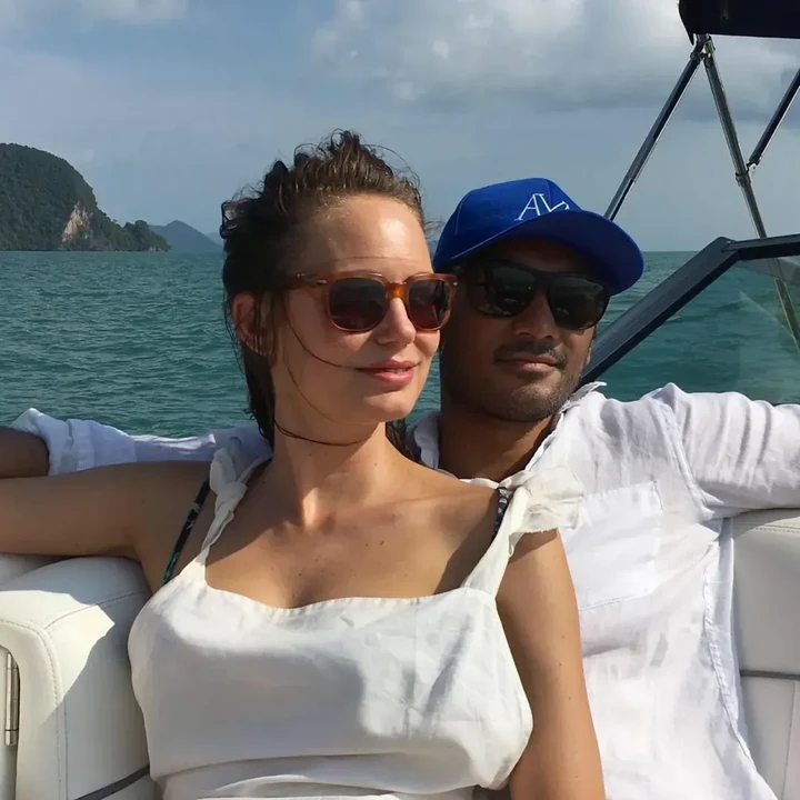 <p>Dalam unggahan itu, Ario memperlihatkan foto pertama yang tengah bersantai menikmati keindahan di tengah laut bersama sang istri sebelum memiliki anak. &ldquo;Kencan sebelum punya anak vs kencan setelah punya anak,&rdquo; tulis Ario, dikutip dari laman Instagram <em>@bayu_ario,</em> Jumat (7/11/2025).&nbsp;(Foto: Instagram @bayu_ario)</p>