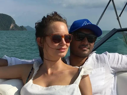 Ario Bayu Tunjukkan Perbedaan Ngedate Bareng Istri Bule Sebelum dan Setelah Punya Anak