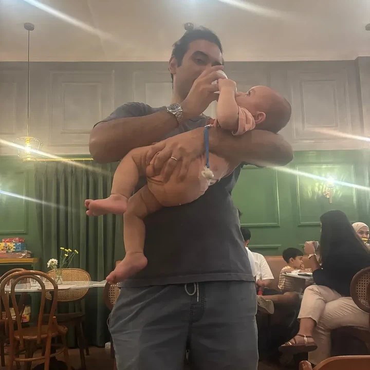 <p>Sementara itu, slide berikutnya menunjukkan potret Ario yang sedang mengasuh Si Kecil. Pria yang mengawali karier lewat aktingnya dalam flm <em>Bangsal 13</em> itu terlihat sibuk menggendok anaknya sambil memberikan susu.&nbsp;(Foto: Instagram @bayu_ario)</p>