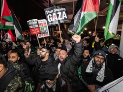 Aston Villa Vs Maccabi: Panas Demo Pro Palestina Vs Israel di Luar Stadion