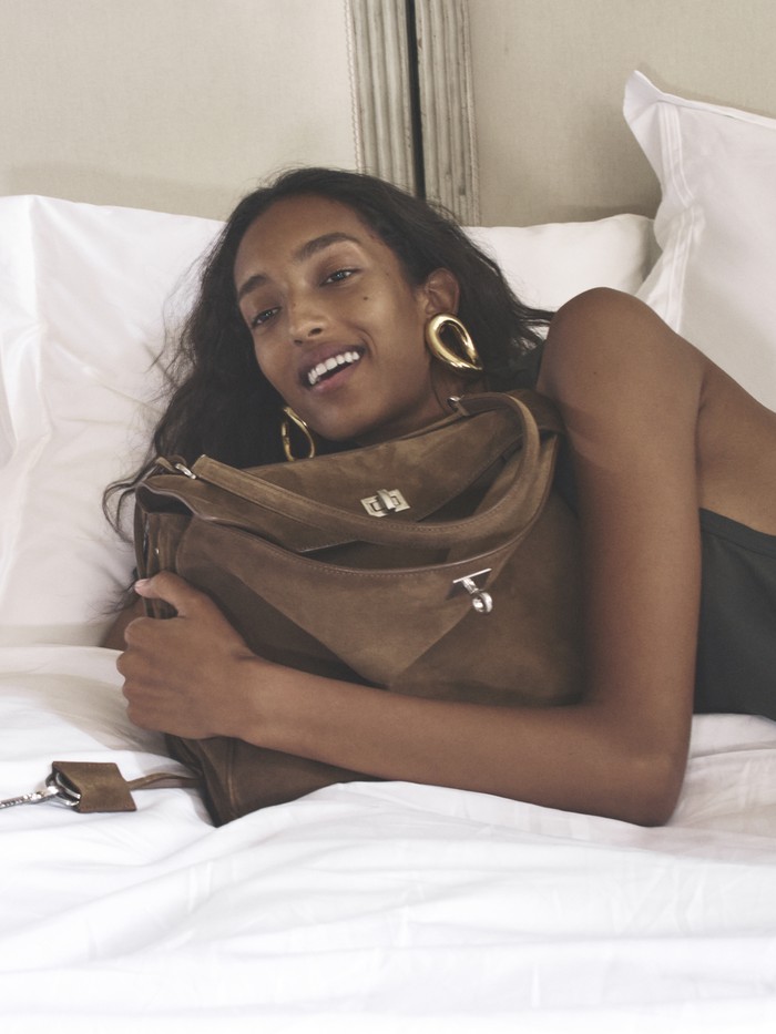 Era baru dibuka dengan pemotretan hasil kerja sama dengan fotografer David Sims dan dimodeli Mona Tougaard dan Sandra Murray/ Foto: Dok. Balenciaga/David Sims