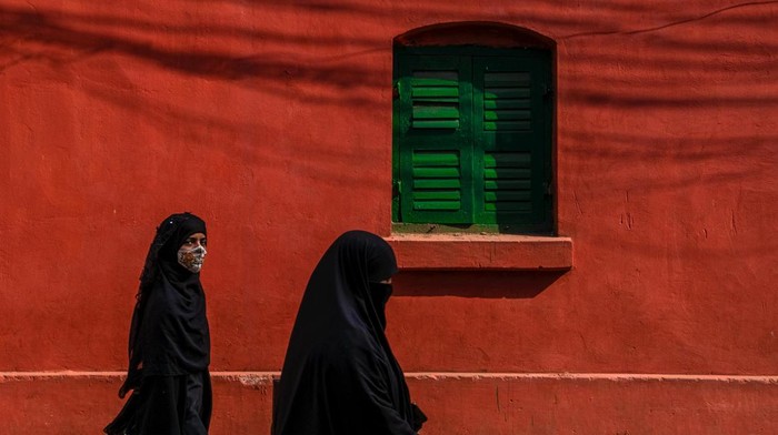 Prancis melarang pemakaian burqa dan niqab di publik.