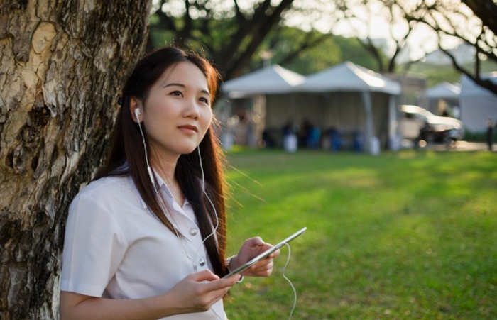 Cancer mudah merasa tidak aman di awal perkenalan. Rasa sensitif dan insecure membuat mereka cenderung menarik diri sebelum merasa aman./ Foto: freepik.com/tulyawat01